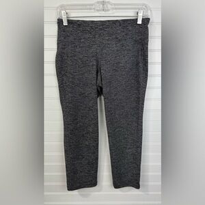 Old Navy women’s active capri workout black and white pants. Size M